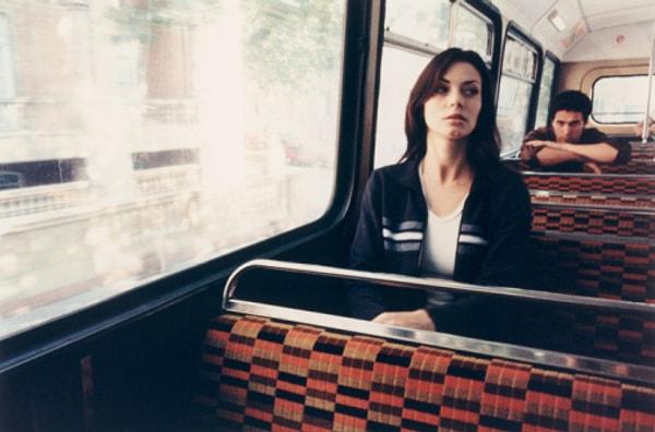 4. Toplu taşıma araçlarında başka boş yer varken yanına bir erkek oturduğunda endişeden cam kenarına tüner.