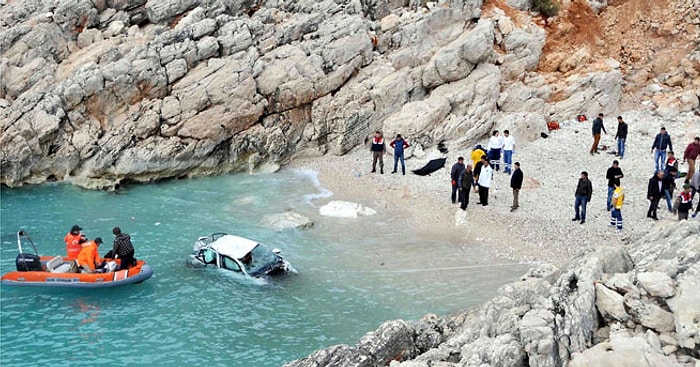 Antalya'da Araba Denize Uçtu: 3 Ölü