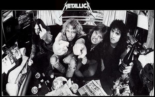 10. 90 Milyonun 30’u Metallica albümünden