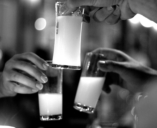 4. "1 dakika içinde onlarca kadına 'Seni Seviyorum' yalanını atabilirsin! Ama rakı masasında sadece 1 kadının adını sayıklarsın.."