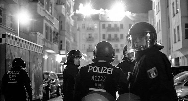 Almanya’da siyasetçi polise emir veremez