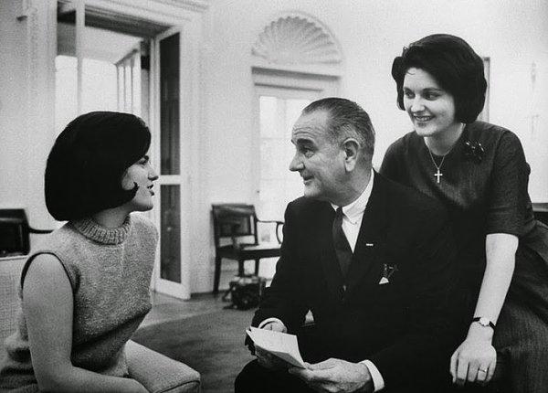 12- Amerika Birleşik Devletleri Başkanı Lyndon Johnson ile kızları Lucy ve Lynda, 1964.