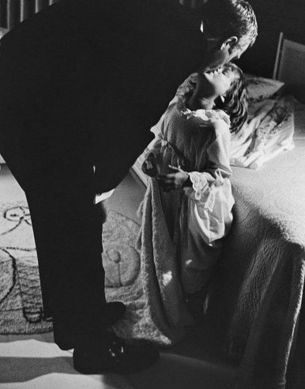 19- Ünlü aktör Steve McQueen ve kızı Terry, 1963.