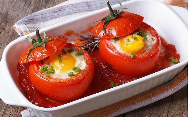 Tek poğaçadan kahvaltı olmaz: Yumurtalı domates dolması