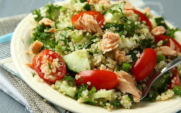 Bu aralar kinoa’sız diyet olmaz: Ton balıklı kinoa salatası
