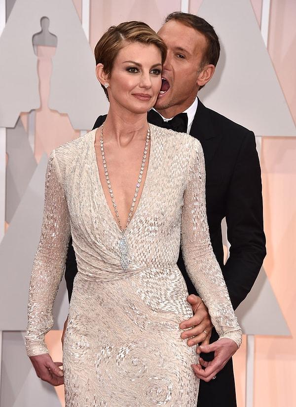 10. Tim McGraw büyük ihtimalle Oscar ödül töreninin yemeksiz oluşunu protesto edip eşi Faith Hill’in kulağını yerken