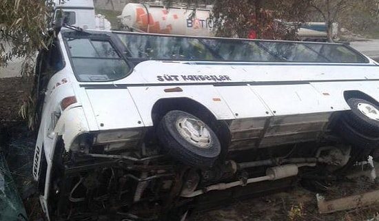 Bergama'da İşçi Servisi Devrildi: 12 Yaralı