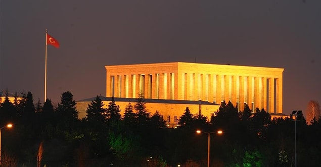 1941: Anıtkabir için mimari yarışma açıldığı resmen ilan edildi.