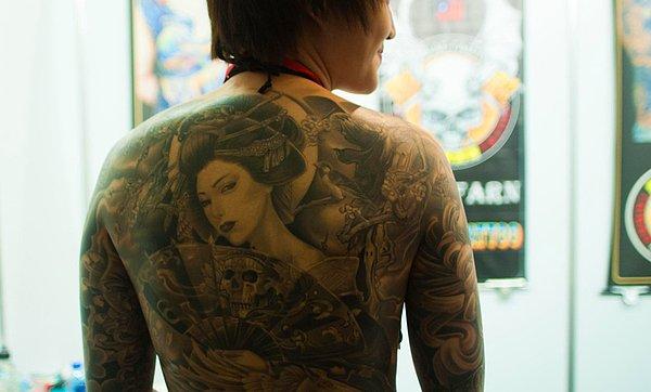 20. Tayvanlı dövme meraklısı, Filipinler'deki Dutdutan dövme festivalinde poz verirken.