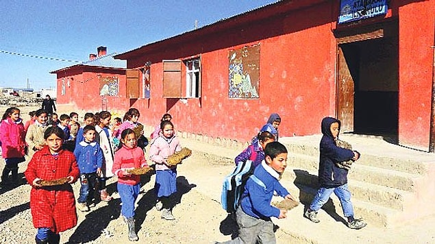 6. Ağrı'dan Bir Fotoğraf: ‘Tezekli’ Eğitim