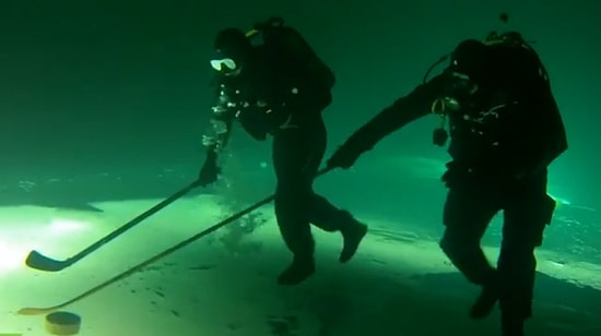 Suyun Altında Buz Hokeyi Oynayan Çılgın Ruslar