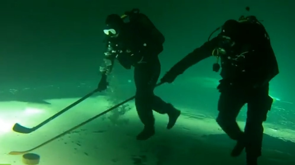 Suyun Altında Buz Hokeyi Oynayan Çılgın Ruslar