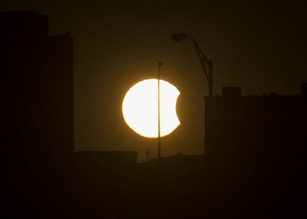 10. Arlington, Virginia'da 23 Ekim 2014, günbatımından önce Güneş tutulmasının bir kısmı.