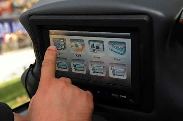12. Otobüs koltuğunun arkasındaki ekran "teknoloji çok gelişti" hissi verebilir.