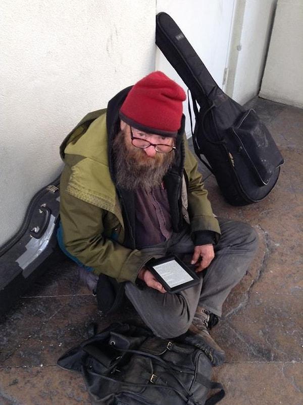 20. Sokaklarda yaşayan bu adam, devamlı aynı kitabı okurken görülüyordu. Yardımsever bir insan, ona içinde birçok kitap bulunan bir Kindle hediye etti.