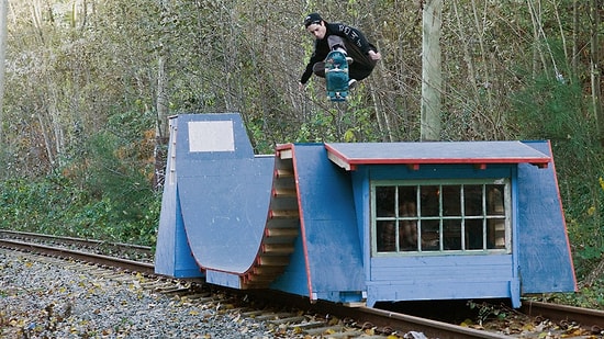 Kaykay Yapan Gençlerin Eğlenceli Bir Günü