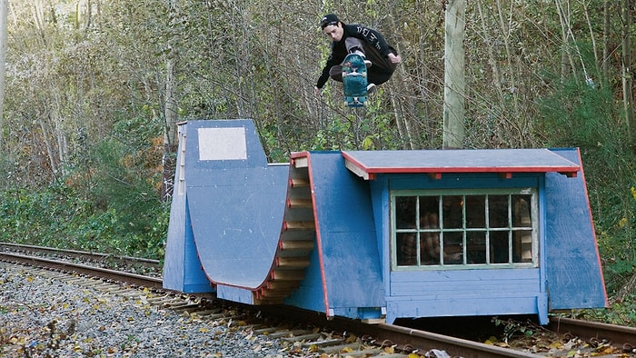 Kaykay Yapan Gençlerin Eğlenceli Bir Günü