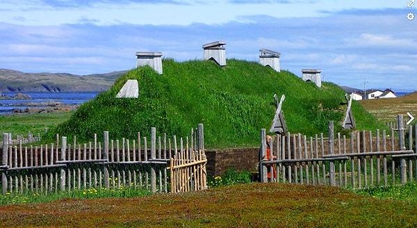 1. L'Anse aux Meadows. Pek çok insan Kolomb'un Yeni Dünya'yı keşfettiğine inanıyor. Fakat Newfoundland'te ortaya çıkan buluntular, Vikinglerin daha önceden Kuzey Amerika'ya ayak bastığını kanıtlıyor. Yerleşim yeri bin yıl önce inşa edilmiş ve 30 ila 160 Viking'e ev sahipliği yapabilecek kapasitede.