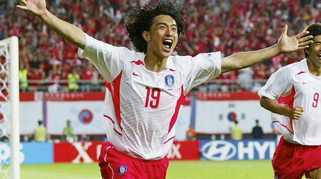 9. Güney Kore, 2002 Dünya Kupası 2. turunda İtalya ile eşleşmiştir. Uzatmalarda Ahn Jung-Hwan'ın attığı gol İtalya'yı kupadan elemiştir. Bunun üzerine o sezon İtalya'da forma giydiği Perugia takımının başkanı, İtalya'yı eleyen golü attığı için öfkelenmiş ve oyuncunun sözleşmesini feshetmiştir.