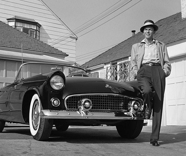 1955 yılında, dönemin ünlü arabası Tbird ile bir pozu