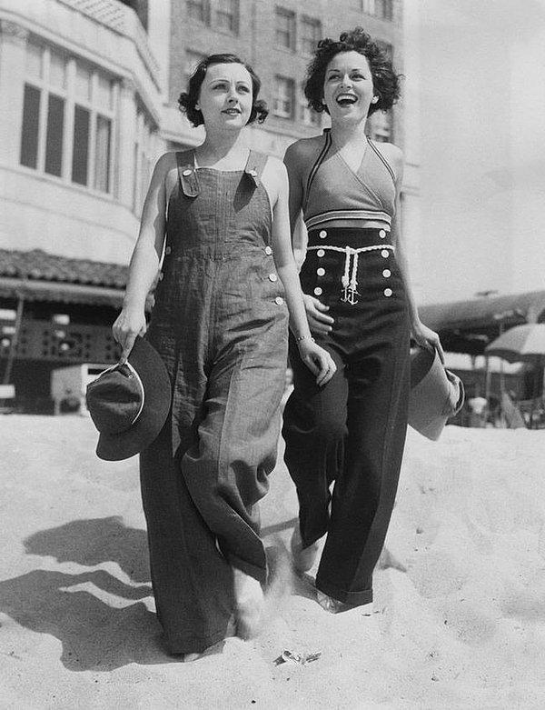 2. İki hanımefendi plajda, 1920'ler erken 1930'lar.