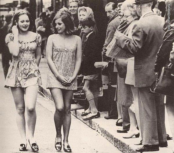 14. Cape Town, Güney Afrika'da iki kız sokakta yürürken, 1965.