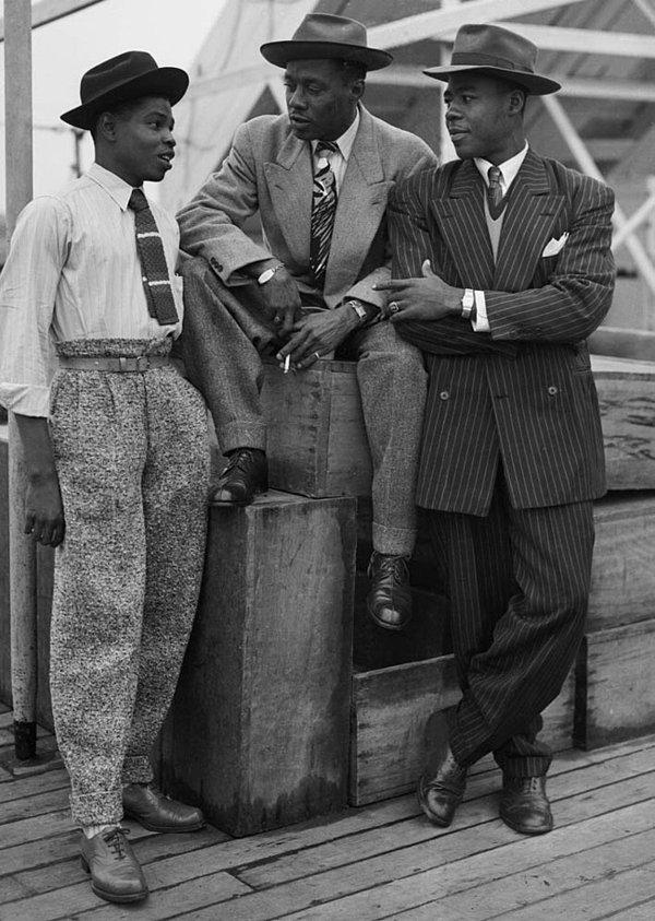 22. 1950'lerde üç genç adam Jamaika'da.