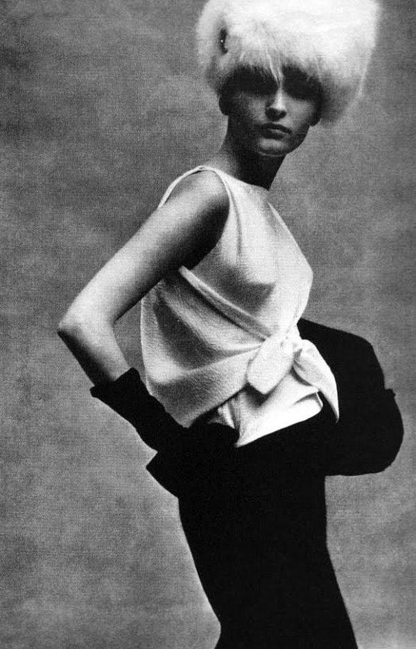 42. Vogue için Balenciaga'dan bir döpiyes giyen bir model, 1963.