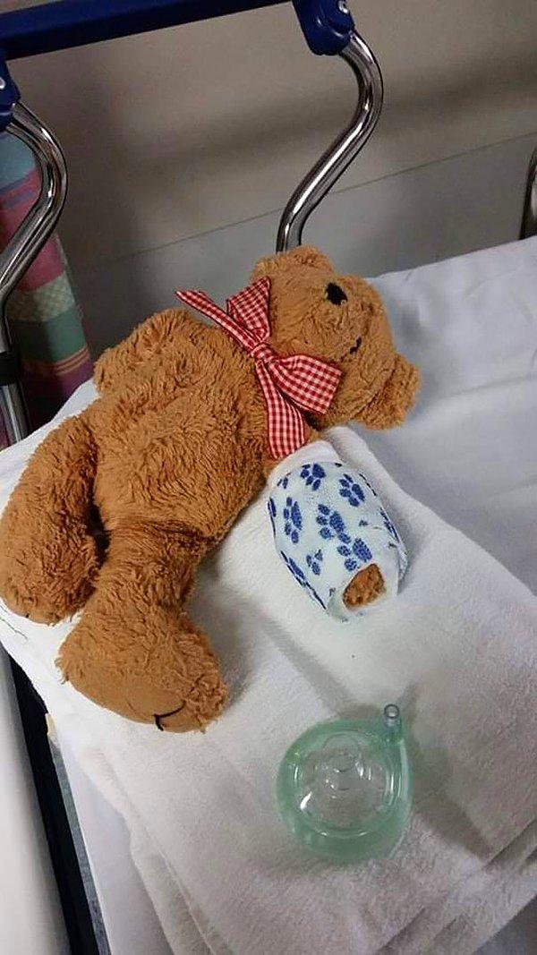 14. Ameliyattan çıkan kızının, oyuncak ayısının da tıpkı onun gibi olduğunu göstererek acı dindirmeye son noktayı koymuş bu baba...