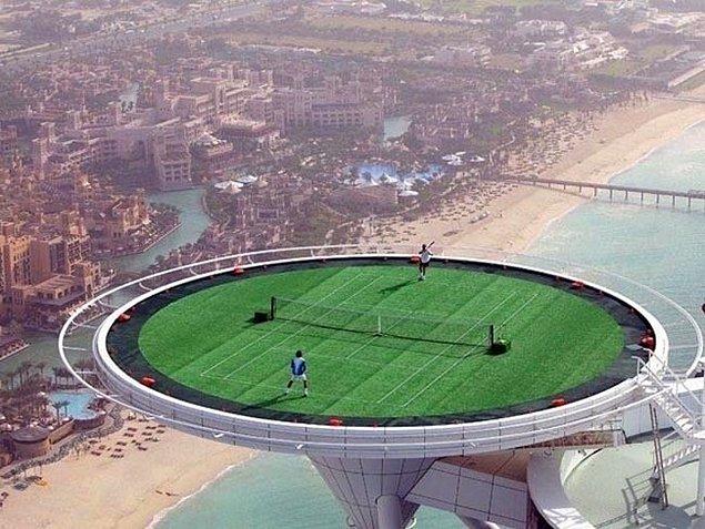 Gökyüzünde Burl Al Arab tenis kortunda tenis oynamaya ne dersiniz?
