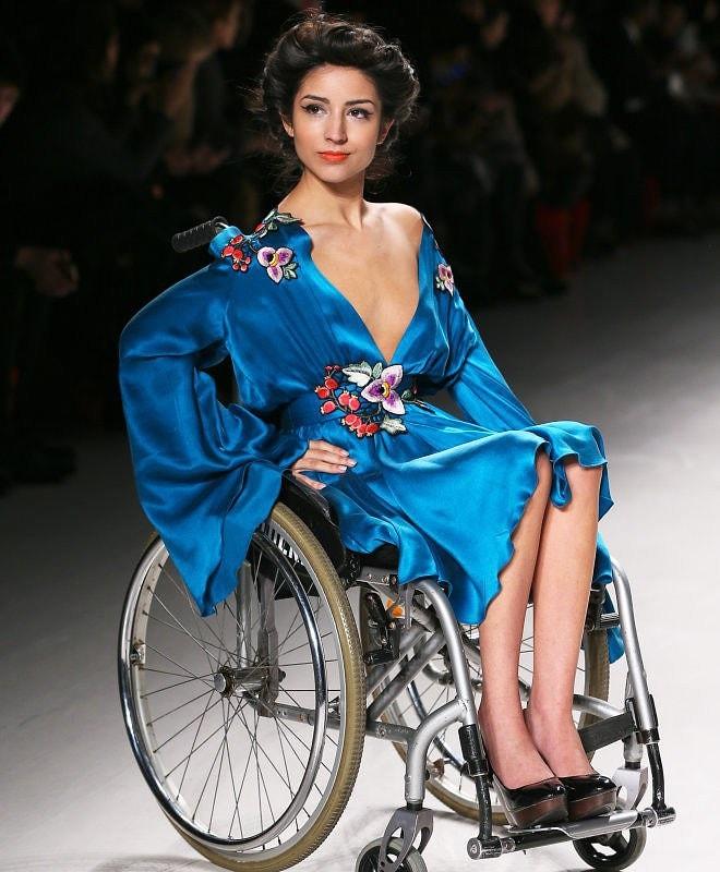 En Anlamlı Podyum Yürüyüşü: New York Moda Haftasında Engelleri Aşan Modeller