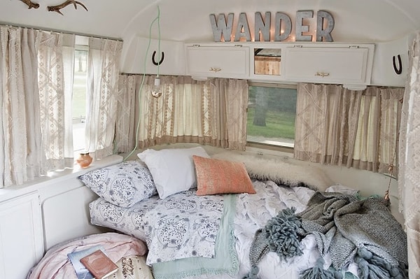 3. Ночью он превращается в спальную для Сэры и ее мужа.