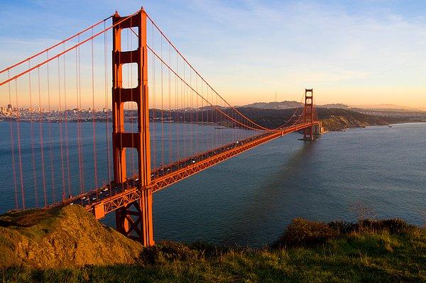 4. Golden Gate Köprüsü'nün rengi