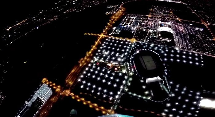 Gece Karanlığında Paraşütle Atlayarak Festivale Hızlı Giriş Yapan Adam