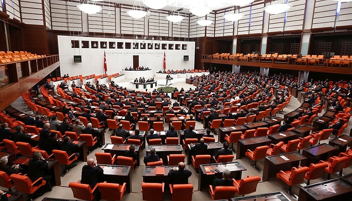 'Parti Kapatma' Değişikliği Komisyondan Geçti