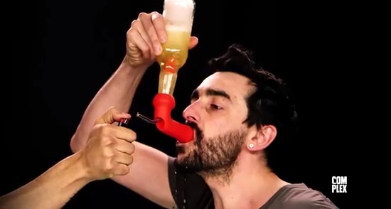 Bira ve Bongu Aynı Anda Kullanarak Çifte Mutluluk Yaşayan İnsanlar