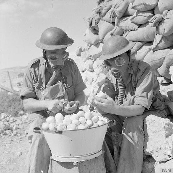4. Soğan soyarken gaz maskesi takan askerler, oldukça mantıklı bir fikir, 1941.