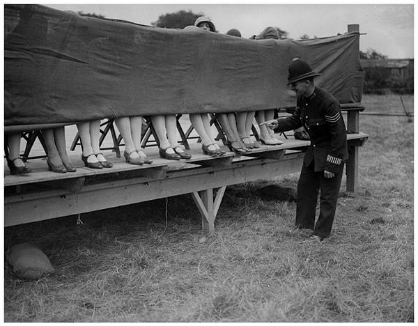8. Londra'da bilek yarışmasını oylayan bir polis memuru, 1930.