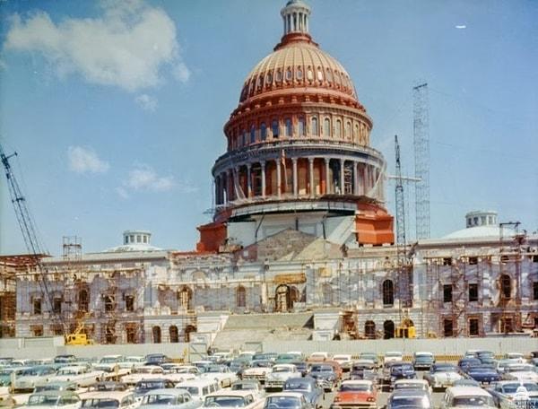 20. ABD Başkent Binası kırmızı pas önleyici boyalarla boyanırken, fotoğraf sonradan beyaza boyanmadan önceki hali, 1959.