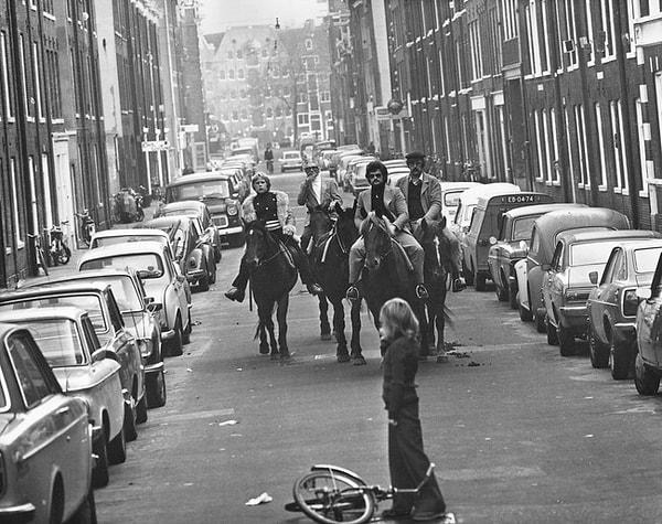 32. ''Motorsuz gün'' de Amsterdam sokaklarında at süren 4 adam. Arabalar benzin krizi yüzünden yasaklanmış, 1973.