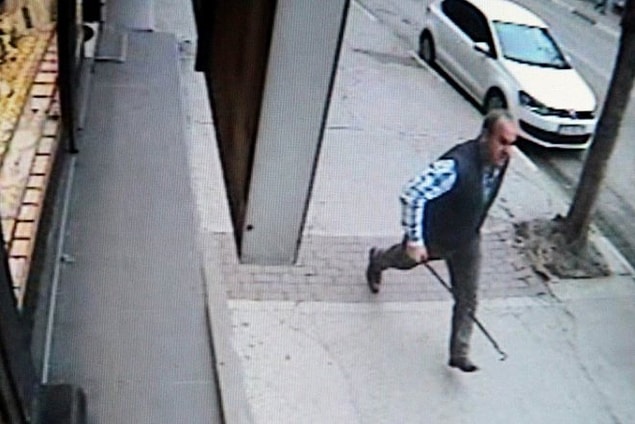 3. Arkadaki adam arabadan indi, boş değil. Levyeyi al