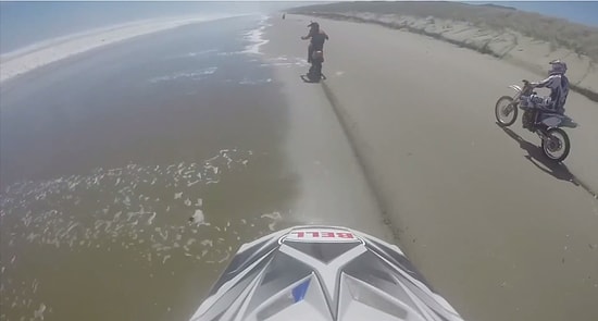 Plajda Motor Keyfi Yapan Adamın Dalga ile Tepetaklak Olması