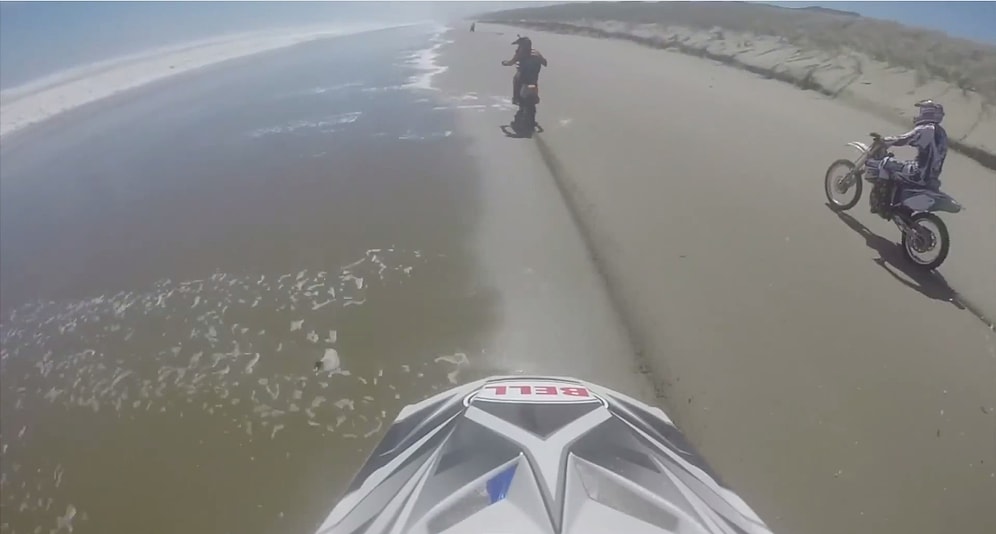 Plajda Motor Keyfi Yapan Adamın Dalga ile Tepetaklak Olması