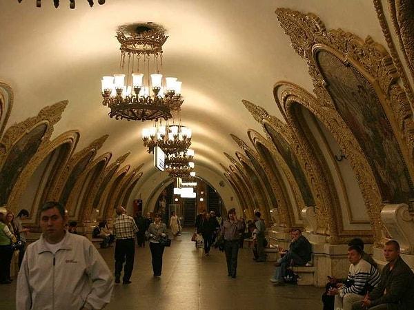 24. Dünyanın dördüncü en derin metro istasyonu Moskova'da.
