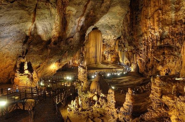 8. Mağaraya ulaşmak için Ho Chi Minh City otobanının bir noktasında araçtan inip ormanın içinde 10 kilometre yürünmesi gerekiyor.