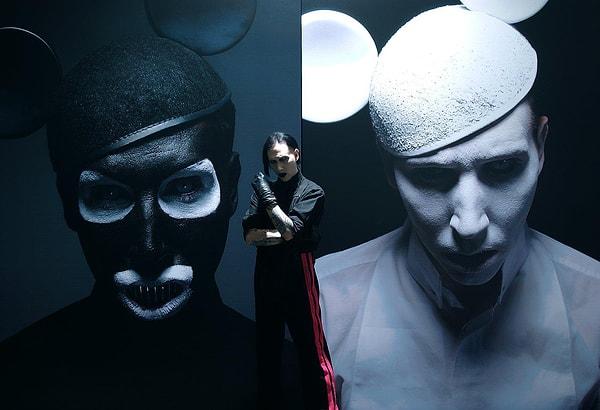 Manson'un bu meşhur görseli de Helnwein imzalıdır.