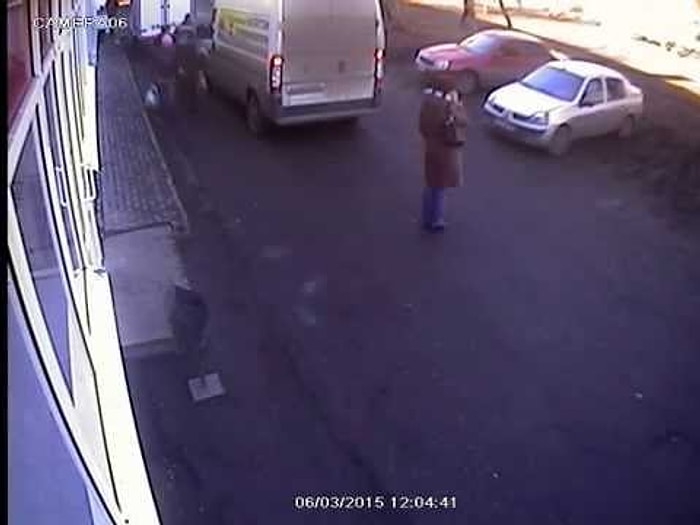 Minibüsün Altında Bırakan Dikkatsizlik