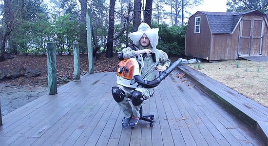 Dönen Sandalyede Kendisini Düşene Kadar Döndüren Adam