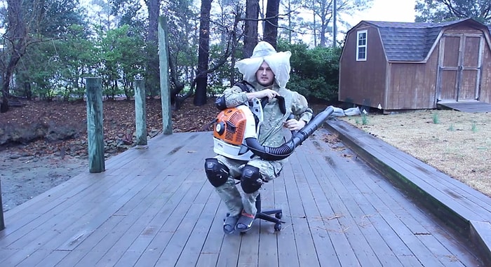 Dönen Sandalyede Kendisini Düşene Kadar Döndüren Adam