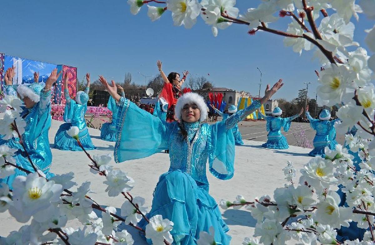 Навруз праздник весны поздравления. Киргизский Нооруз. Традиции Нооруз Киргизия. Праздник Новруз в Кыргызстане. Нооруз алас.